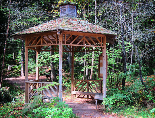 Gazebo at the entrance to the Barnum Brook Trail  (19 September 2012)